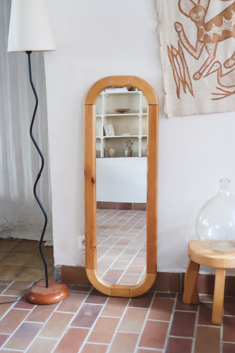 Miroir arche pin massif clair grand format années 70, forme pillule demi-cercles, plain-pied au sol, profil bombé, déco wabi statement