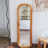 Miroir arche pin massif clair grand format années 70, forme pillule demi-cercles, plain-pied au sol, profil bombé, déco wabi statement