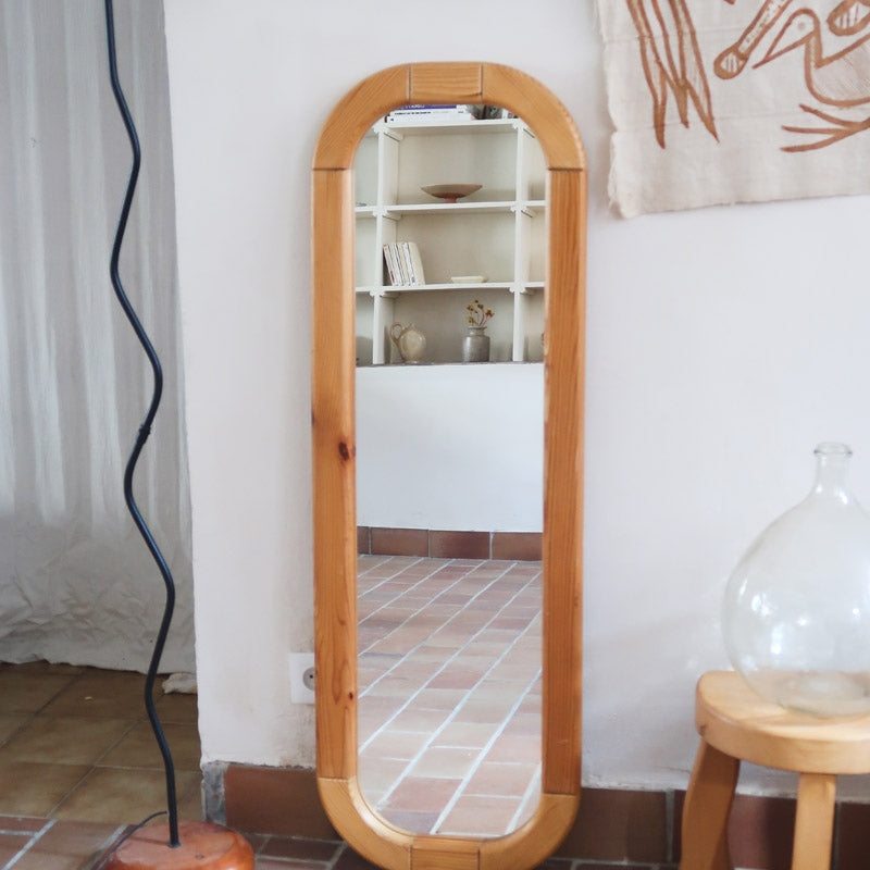 Miroir arche pin massif clair grand format années 70, forme pillule demi-cercles, plain-pied au sol, profil bombé, déco wabi statement