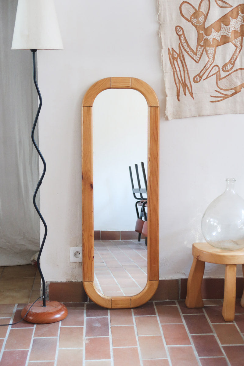 Miroir arche pin massif clair grand format années 70, forme pillule demi-cercles, plain-pied au sol, profil bombé, déco wabi statement