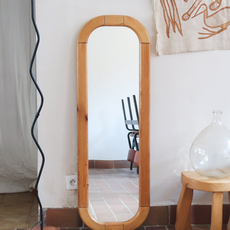 Miroir arche pin massif clair grand format années 70, forme pillule demi-cercles, plain-pied au sol, profil bombé, déco wabi statement