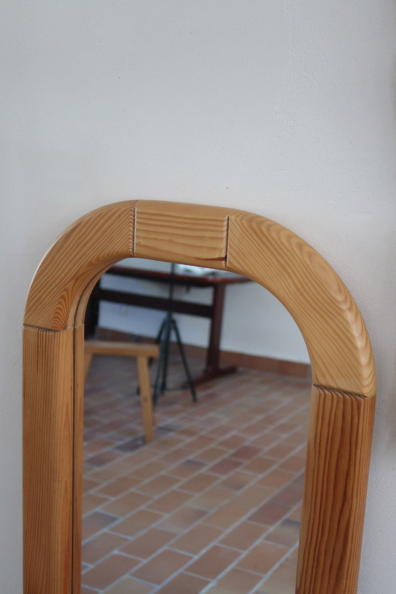 Miroir arche pin massif clair grand format années 70, forme pillule demi-cercles, plain-pied au sol, profil bombé, déco wabi statement