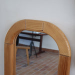 Miroir arche pin massif clair grand format années 70, forme pillule demi-cercles, plain-pied au sol, profil bombé, déco wabi statement