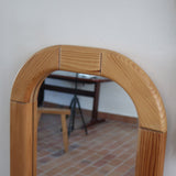 Miroir arche pin massif clair grand format années 70, forme pillule demi-cercles, plain-pied au sol, profil bombé, déco wabi statement