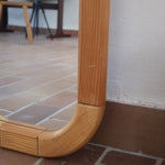 Miroir arche pin massif clair grand format années 70, forme pillule demi-cercles, plain-pied au sol, profil bombé, déco wabi statement
