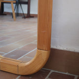 Miroir arche pin massif clair grand format années 70, forme pillule demi-cercles, plain-pied au sol, profil bombé, déco wabi statement
