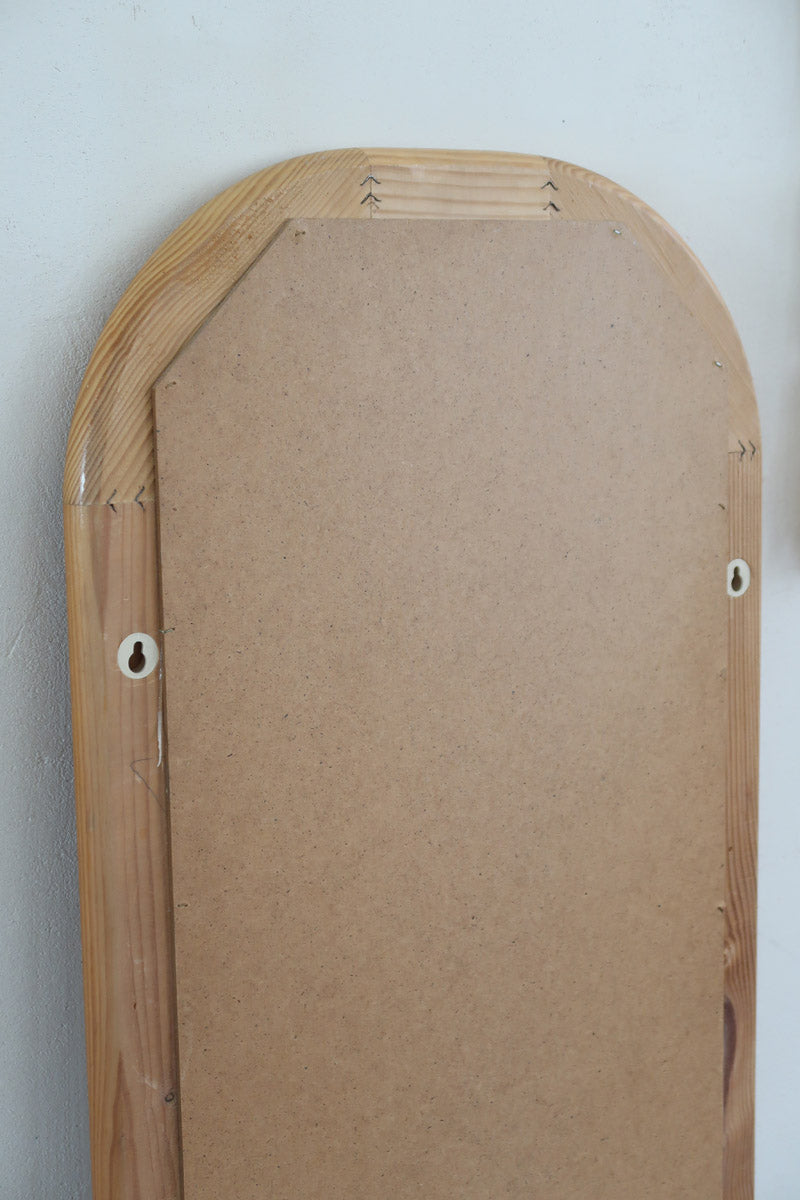 Miroir arche pin massif clair grand format années 70, forme pillule demi-cercles, plain-pied au sol, profil bombé, déco wabi statement