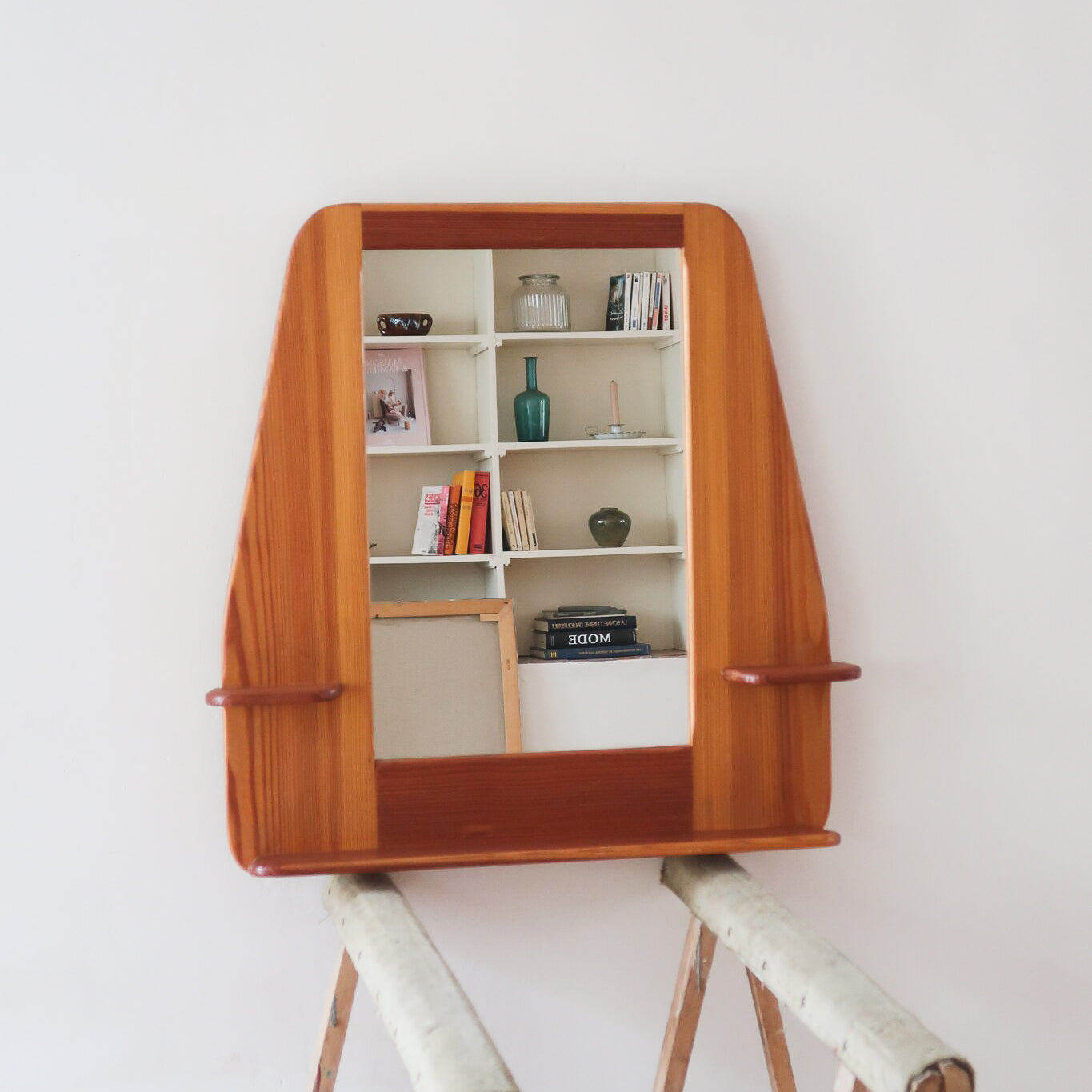 Miroir mural vintage à cadre en pin massif, montants profilés et chevilles apparentes, petite tablette intégrée en partie basse, style rustique montagne
