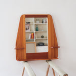 Miroir mural vintage à cadre en pin massif, montants profilés et chevilles apparentes, petite tablette intégrée en partie basse, style rustique montagne