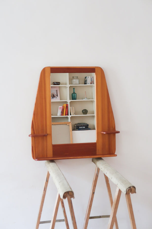 Miroir mural vintage à cadre en pin massif, montants profilés et chevilles apparentes, petite tablette intégrée en partie basse, style rustique montagne