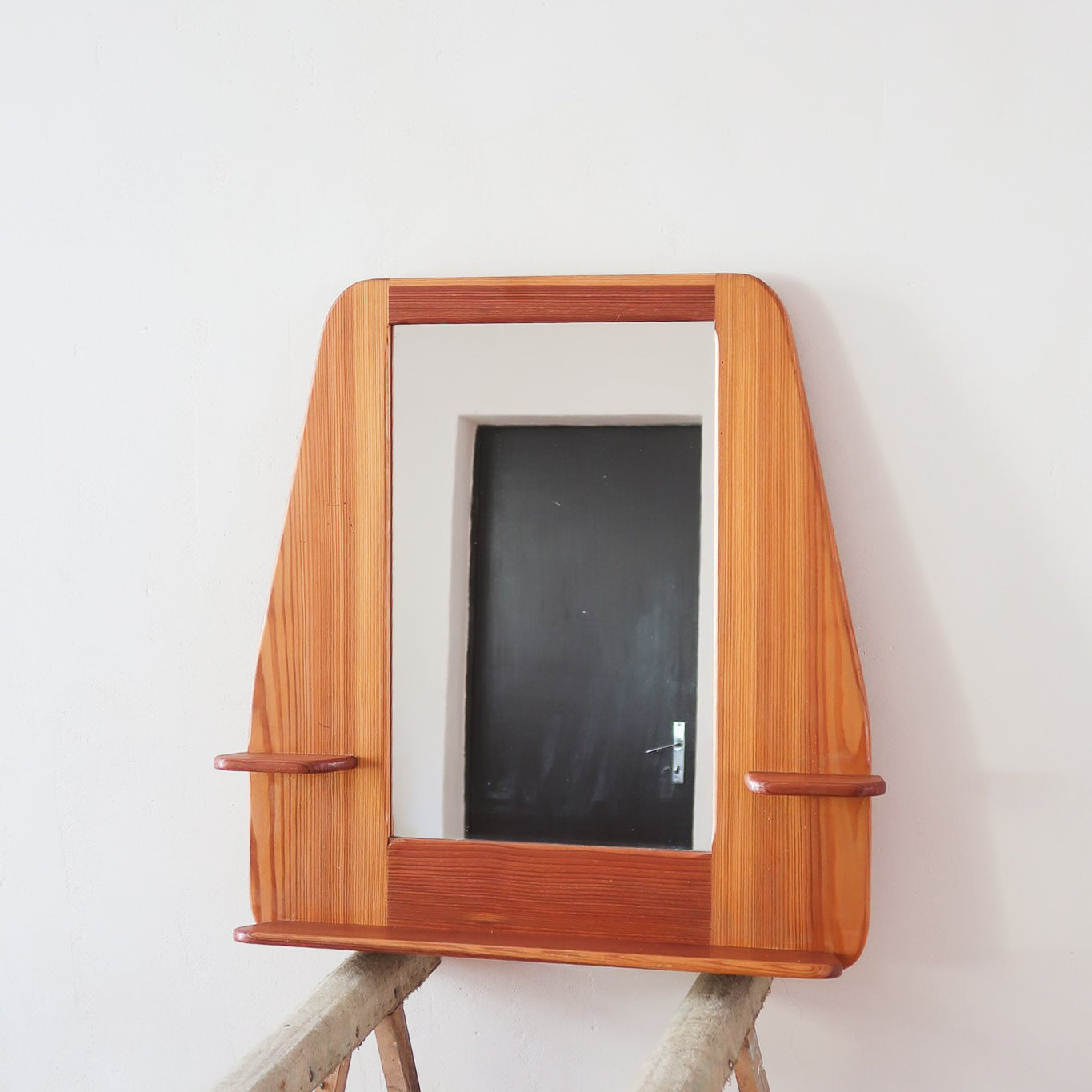 Miroir mural vintage à cadre en pin massif, montants profilés et chevilles apparentes, petite tablette intégrée en partie basse, style rustique montagne