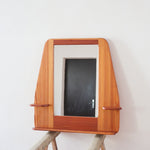 Miroir mural vintage à cadre en pin massif, montants profilés et chevilles apparentes, petite tablette intégrée en partie basse, style rustique montagne