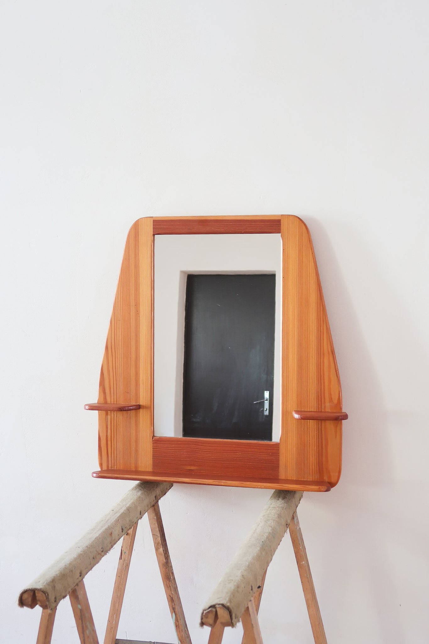 Miroir mural vintage à cadre en pin massif, montants profilés et chevilles apparentes, petite tablette intégrée en partie basse, style rustique montagne