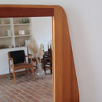 Miroir mural vintage à cadre en pin massif, montants profilés et chevilles apparentes, petite tablette intégrée en partie basse, style rustique montagne
