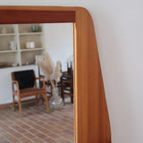 Miroir mural vintage à cadre en pin massif, montants profilés et chevilles apparentes, petite tablette intégrée en partie basse, style rustique montagne