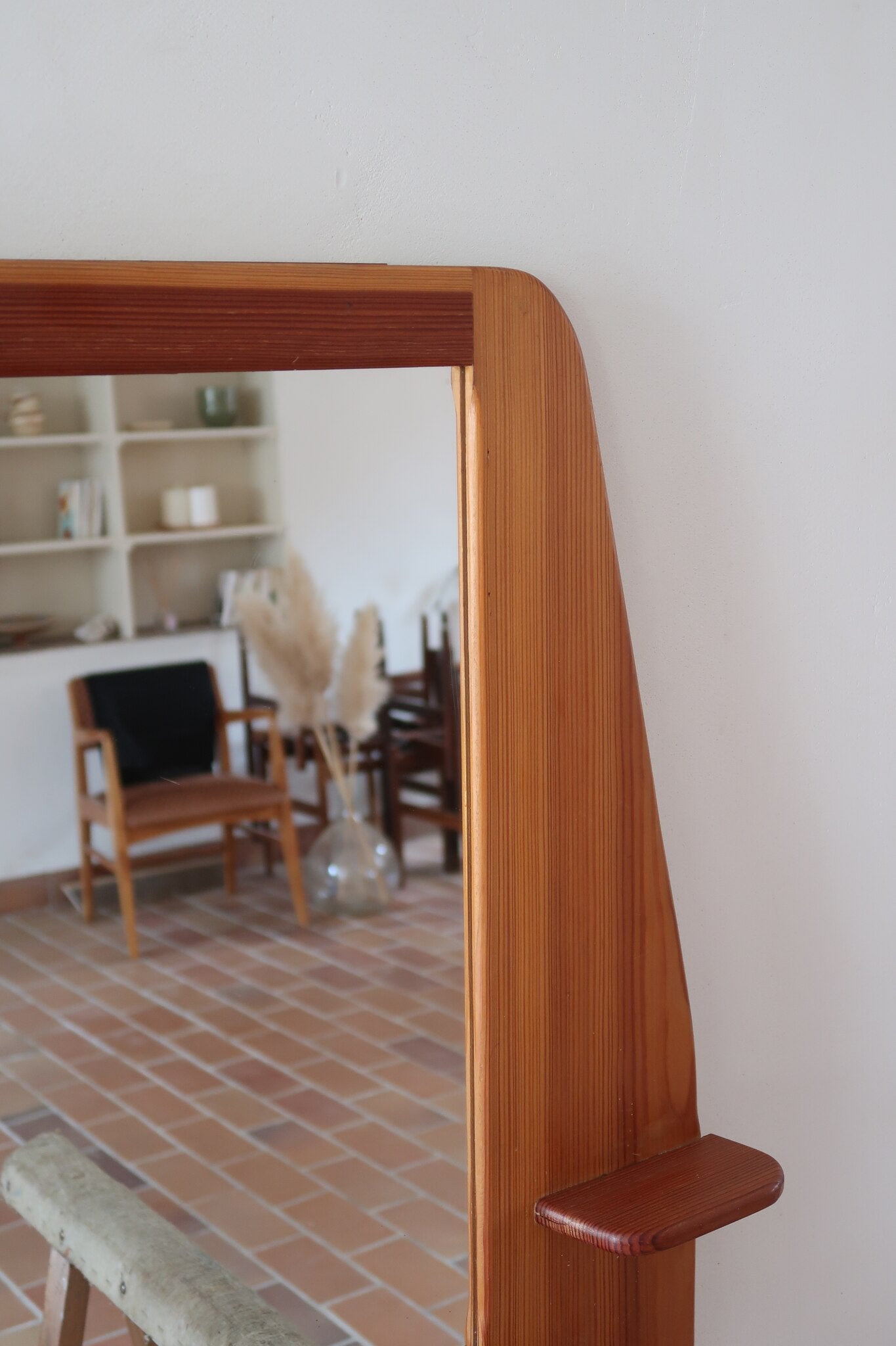 Miroir mural vintage à cadre en pin massif, montants profilés et chevilles apparentes, petite tablette intégrée en partie basse, style rustique montagne