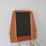 Miroir mural vintage à cadre en pin massif, montants profilés et chevilles apparentes, petite tablette intégrée en partie basse, style rustique montagne