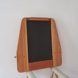 Miroir mural vintage à cadre en pin massif, montants profilés et chevilles apparentes, petite tablette intégrée en partie basse, style rustique montagne
