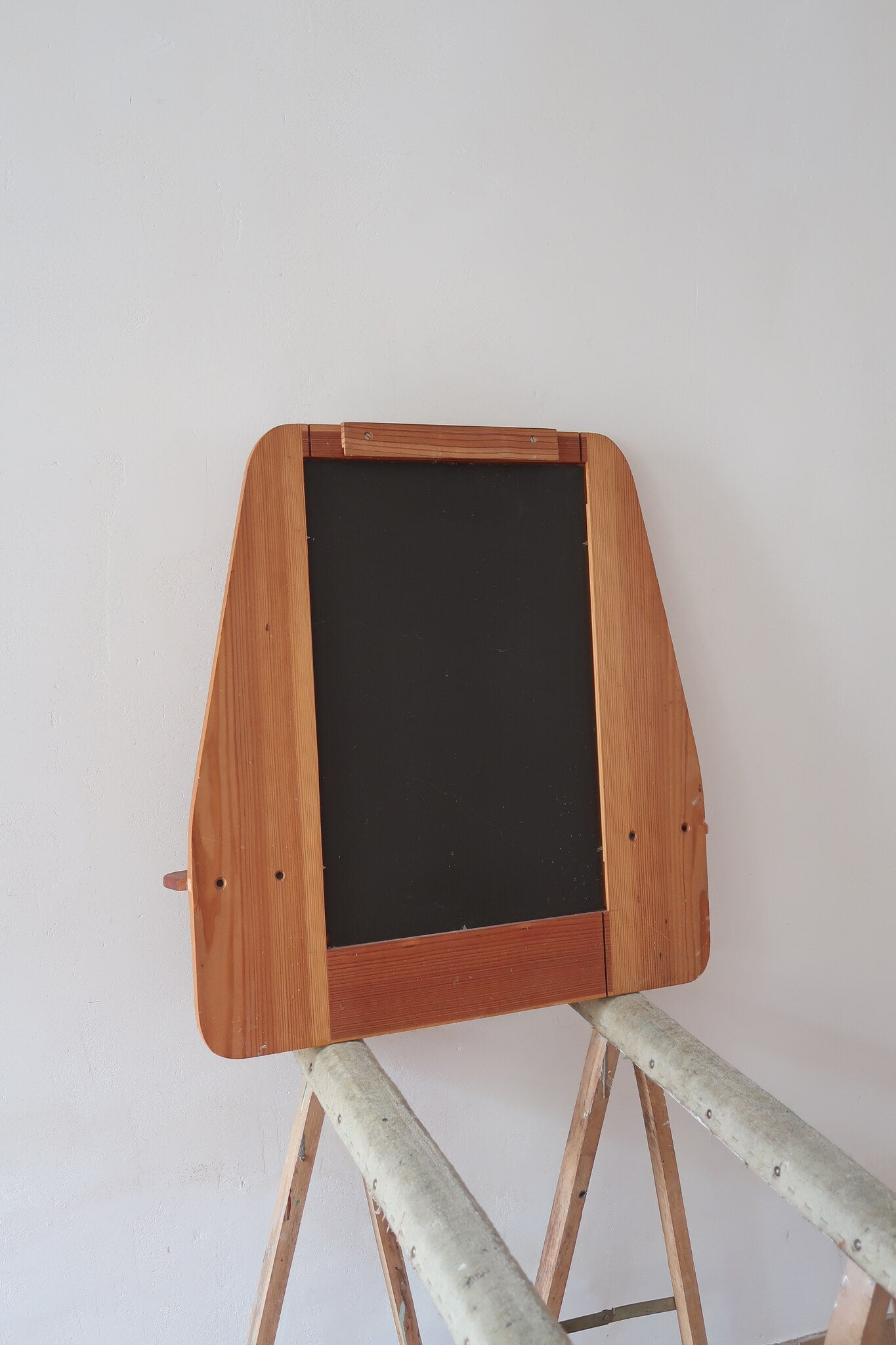 Miroir mural vintage à cadre en pin massif, montants profilés et chevilles apparentes, petite tablette intégrée en partie basse, style rustique montagne