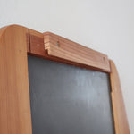 Miroir mural vintage à cadre en pin massif, montants profilés et chevilles apparentes, petite tablette intégrée en partie basse, style rustique montagne