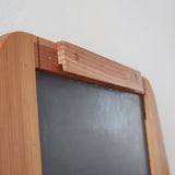Miroir mural vintage à cadre en pin massif, montants profilés et chevilles apparentes, petite tablette intégrée en partie basse, style rustique montagne