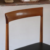 Paire de chaises scandinaves vintage en teck massif avec assise et dossier en skaï noir, design années 60, présentées seules et en mise en situation.