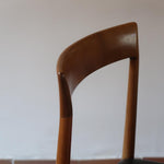 Paire de chaises scandinaves vintage en teck massif avec assise et dossier en skaï noir, design années 60, présentées seules et en mise en situation.