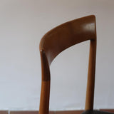Paire de chaises scandinaves vintage en teck massif avec assise et dossier en skaï noir, design années 60, présentées seules et en mise en situation.