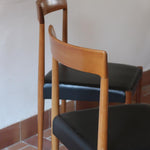 Paire de chaises scandinaves vintage en teck massif avec assise et dossier en skaï noir, design années 60, présentées seules et en mise en situation.