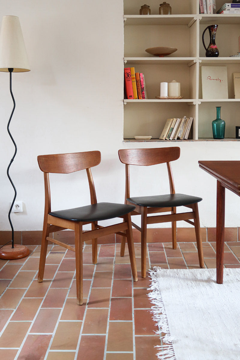 Paire de chaises scandinaves Farstrup en teck avec assise en skaï noir, design danois des années 60.