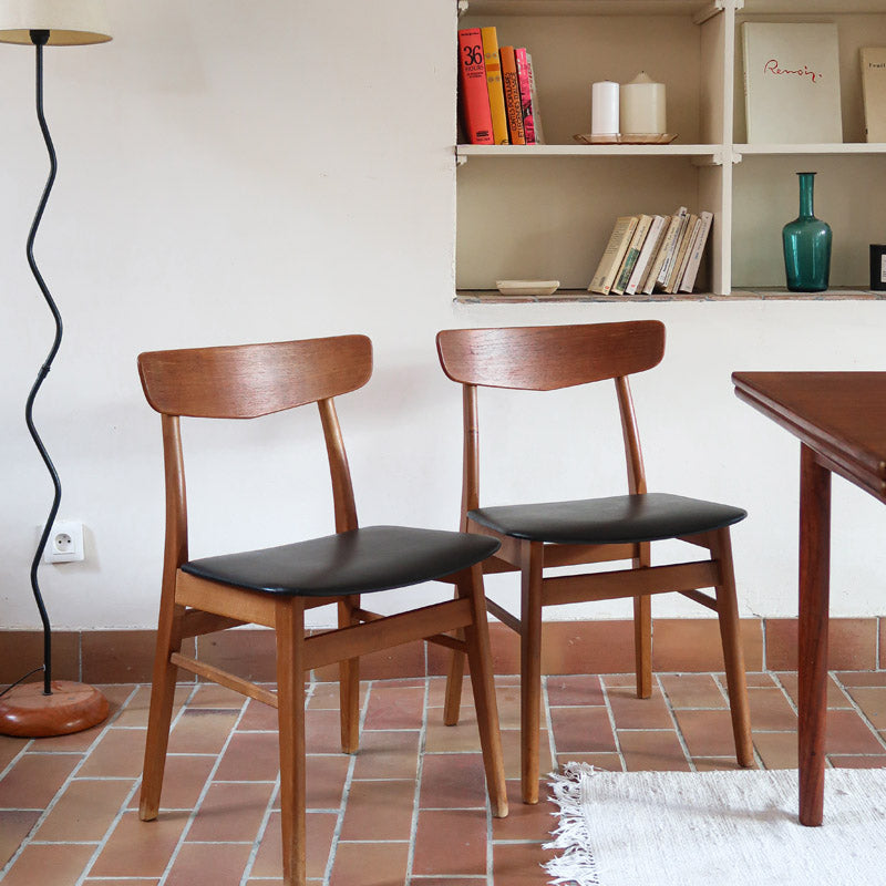 Paire de chaises scandinaves Farstrup en teck avec assise en skaï noir, design danois des années 60.