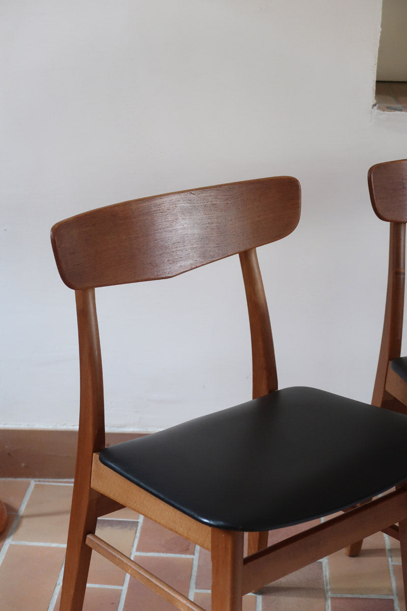 Paire de chaises scandinaves Farstrup en teck avec assise en skaï noir, design danois des années 60.