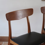 Paire de chaises scandinaves Farstrup en teck avec assise en skaï noir, design danois des années 60.