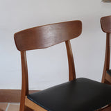 Paire de chaises scandinaves Farstrup en teck avec assise en skaï noir, design danois des années 60.