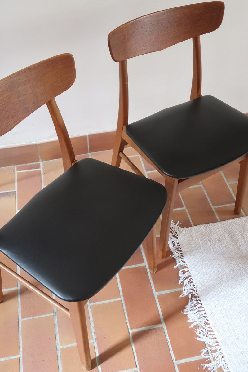 Paire de chaises scandinaves Farstrup en teck avec assise en skaï noir, design danois des années 60.