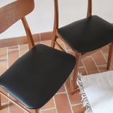 Paire de chaises scandinaves Farstrup en teck avec assise en skaï noir, design danois des années 60.