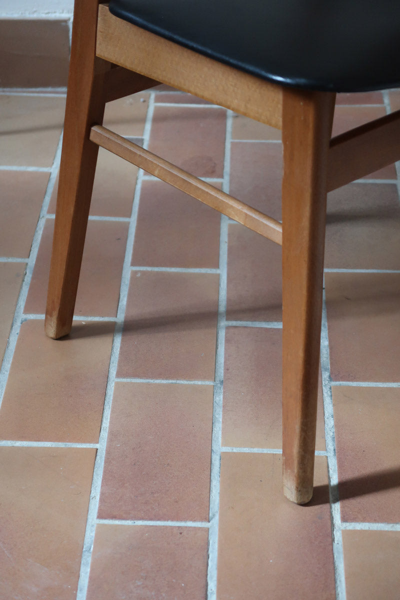 Paire de chaises scandinaves Farstrup en teck avec assise en skaï noir, design danois des années 60.