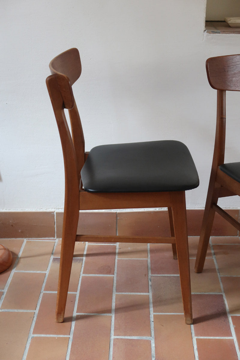 Paire de chaises scandinaves Farstrup en teck avec assise en skaï noir, design danois des années 60.