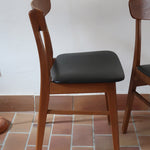 Paire de chaises scandinaves Farstrup en teck avec assise en skaï noir, design danois des années 60.