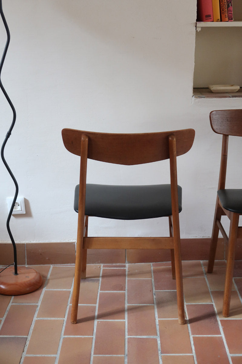 Paire de chaises scandinaves Farstrup en teck avec assise en skaï noir, design danois des années 60.