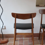 Paire de chaises scandinaves Farstrup en teck avec assise en skaï noir, design danois des années 60.