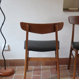 Paire de chaises scandinaves Farstrup en teck avec assise en skaï noir, design danois des années 60.