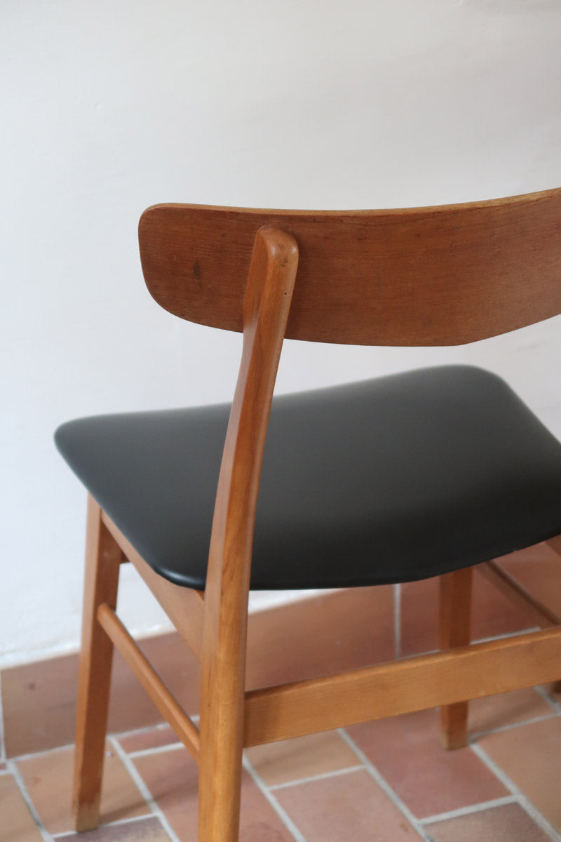 Paire de chaises scandinaves Farstrup en teck avec assise en skaï noir, design danois des années 60.