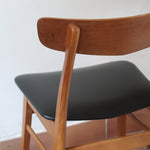 Paire de chaises scandinaves Farstrup en teck avec assise en skaï noir, design danois des années 60.