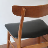 Paire de chaises scandinaves Farstrup en teck avec assise en skaï noir, design danois des années 60.