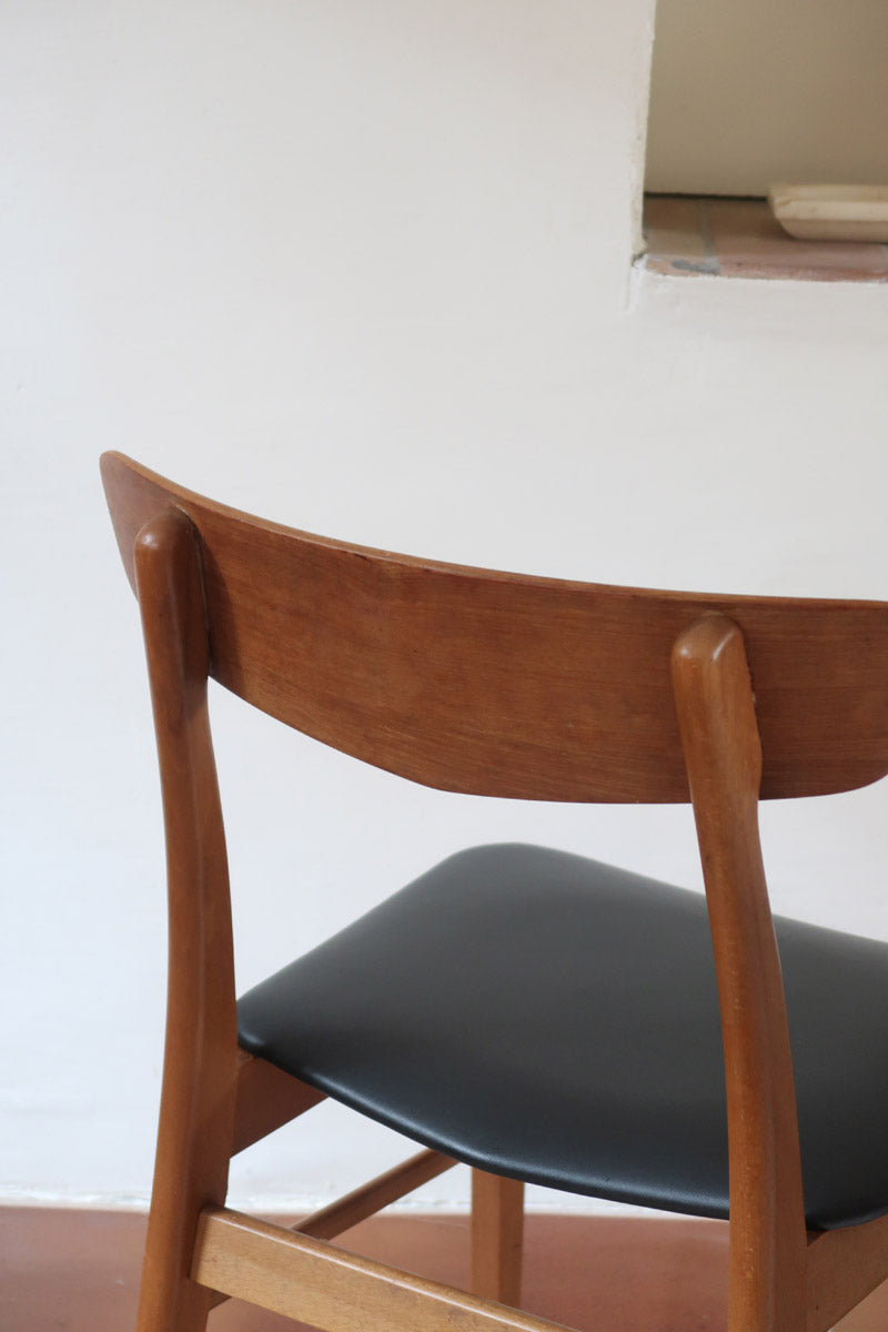 Paire de chaises scandinaves Farstrup en teck avec assise en skaï noir, design danois des années 60.