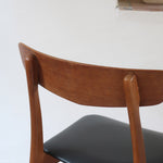 Paire de chaises scandinaves Farstrup en teck avec assise en skaï noir, design danois des années 60.