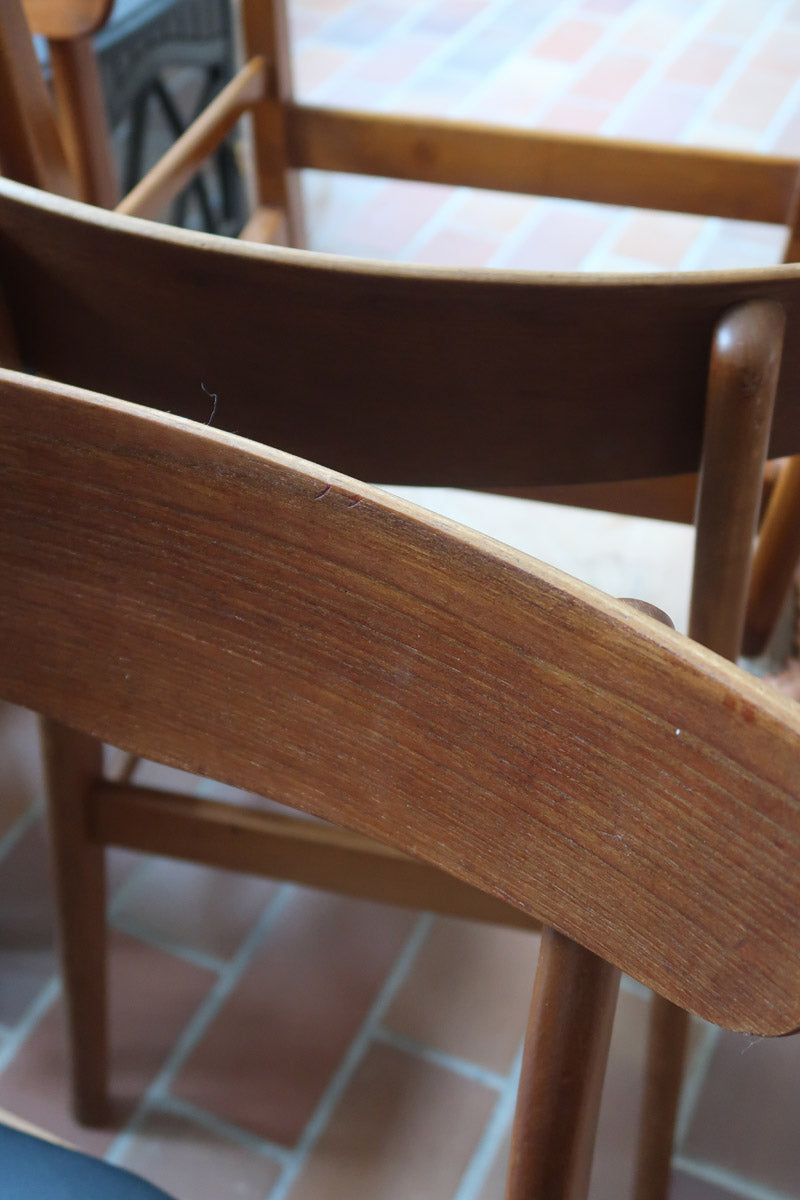 Paire de chaises scandinaves Farstrup en teck avec assise en skaï noir, design danois des années 60.