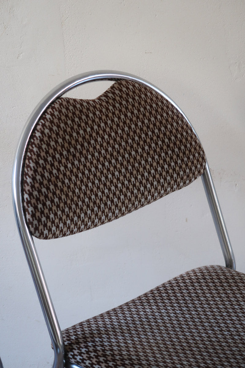 Paire de chaises vintage en chrome tubulaire avec assise et dossier en tissu à motif géométrique.
