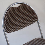 Paire de chaises vintage en chrome tubulaire avec assise et dossier en tissu à motif géométrique.
